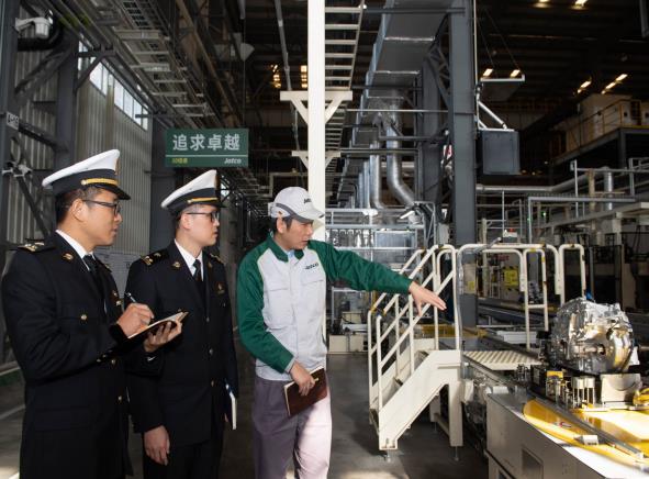 On December 8, 2023, customs officers from Zhangjiagang, a subsidiary of Nanjing Customs, went to an automatic transmission manufacturer for field investigation.