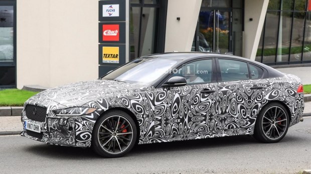 Take a 5.0T V8 engine, a spy photo of the Jaguar XE SVR model