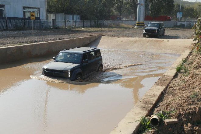 Hard-core small "tide box" first test drive iCAR 03